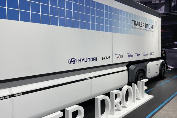 現(xiàn)代Trailer Drone概念卡車亮相，拉貨能手.jpg