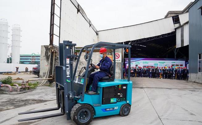 氫能玩出新寬度！我國(guó)第一臺(tái)氫能叉車應(yīng)用整體解決方案在南海落地.jpg