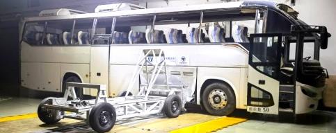 歐輝氫燃料客車通過國內(nèi)首次碰撞試驗(yàn)，“護(hù)奧”實(shí)力贏得了央視的贊許！.jpg