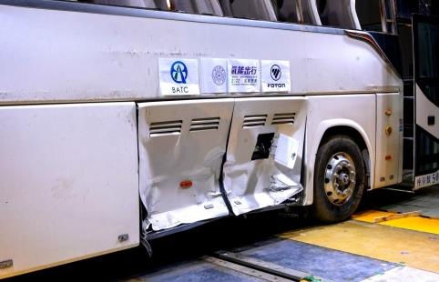 歐輝氫燃料客車通過國內(nèi)首次碰撞試驗(yàn)，“護(hù)奧”實(shí)力贏得了央視的贊許！.jpg
