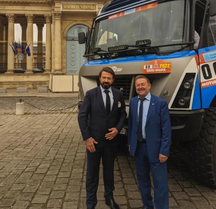 Christophe Gaussin (左) 在國(guó)會(huì)議會(huì)廳前 與法國(guó)國(guó)會(huì)議員Michel Delpon (右)展示“H2 Racing Truck”卡車.jpg