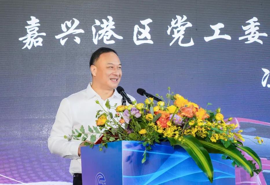 50臺(tái)氫能重卡！嘉興港區(qū)舉行氫能重卡示范運(yùn)行交付暨浙江飛馳汽車首臺(tái)氫能重卡下線儀式.jpg