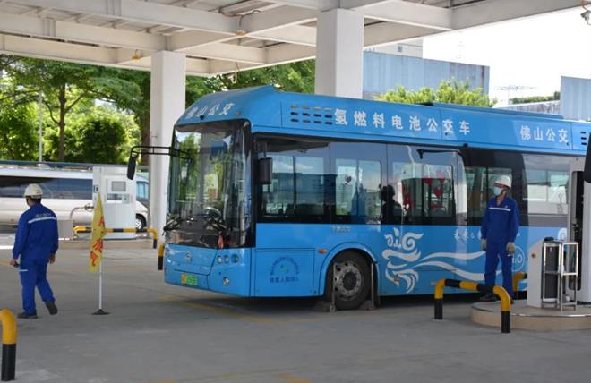 在南莊制氫加氫加氣一體化站，氫燃料電池公交車正在加氫