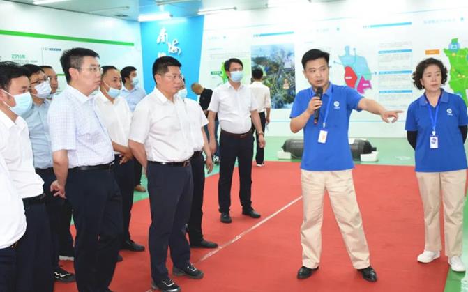 在愛德曼氫能源裝備有限公司，蘇永忠與企業(yè)負(fù)責(zé)人深入交流