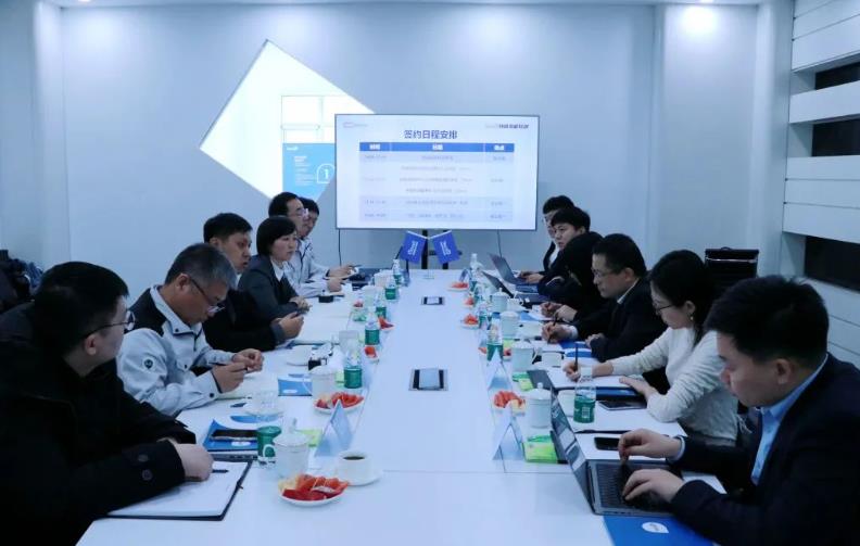 段志潔、高繼東、張?zhí)煊鸱謩e代表各方在合作協(xié)議上簽字.jpg